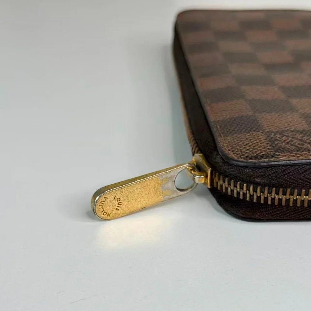 Louis Vuitton Damier Ebene Wallet with Classic Checkered Design - Picture 5 of 9